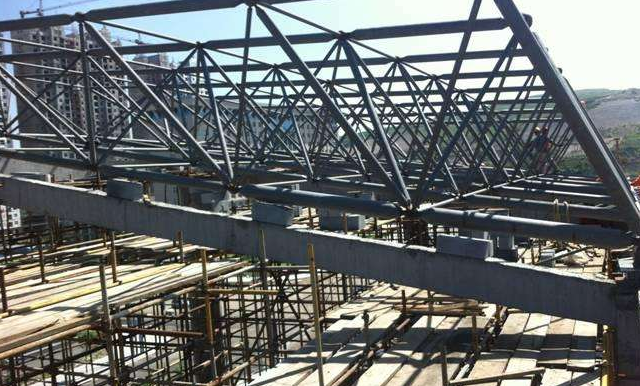 内蒙古简述网架公司的黑色压型钢板的吊装步履